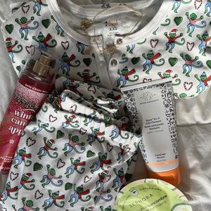 Roller Rabbit Christmas Merry Monkey Long Sleeve Pajamas **RARE**